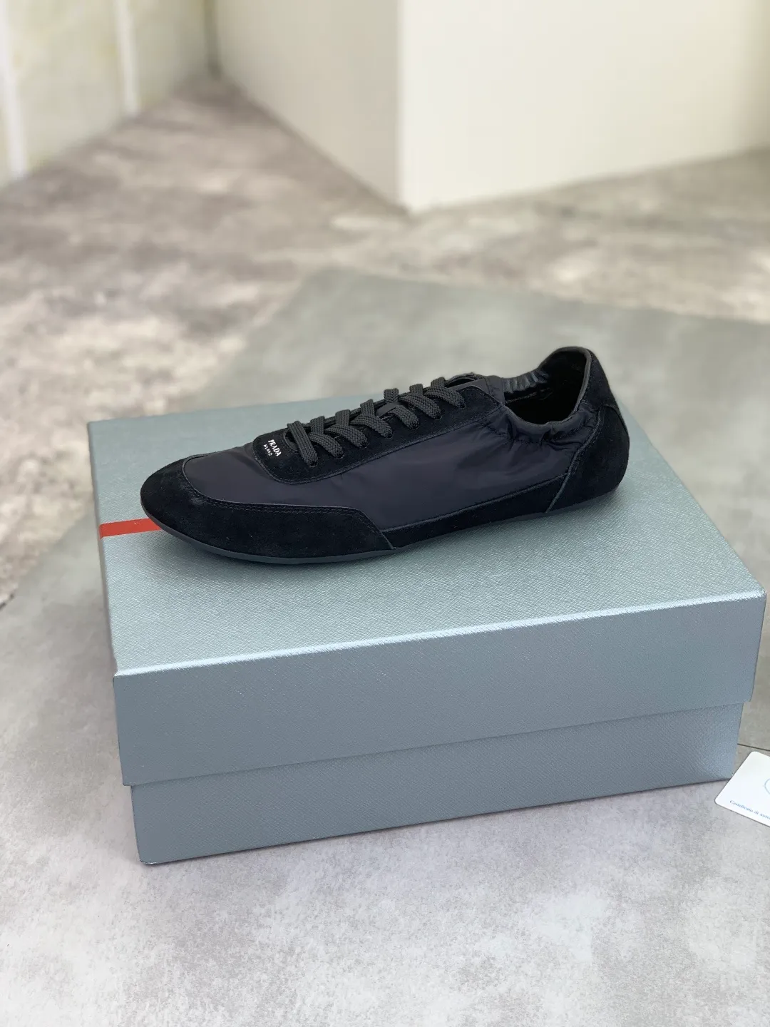 Men's shoes 💰P500💰【New style】hot style is on the official website, 🆘 Trendy brand (Prada) mainly promotes hot style, avant-garde and versatile fashion men's shoes private version mold opening, cowhide surface splicing 1:1 replica... fashionable and simple, original imported cowhide lining cowhide feet; the atmosphere and personality are more fashionable, eye-catching and pursuing class. It will subvert the old idea and be a must-have for fashion trendsetters with you! Must keep it for yourself! Tall and comfortable, large and low, high-end quality workmanship. Size: 38-44; 6️⃣colors available.